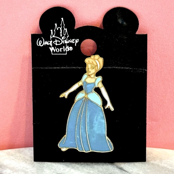 Walt Disney World Cinderella Pin Brooch Jewelry Collectable‎ - Picture 1 of 2